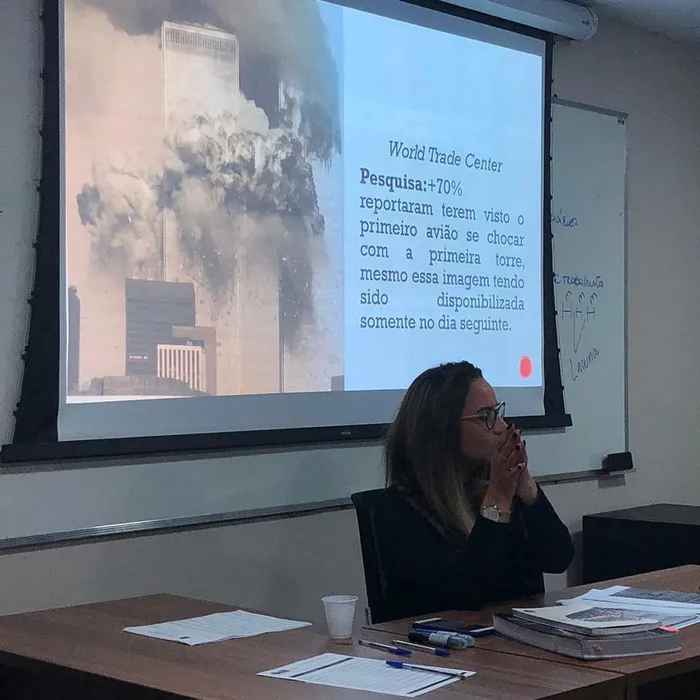 Dra. Thaís Zanetti ministrando palestra na Escola Superior de Advocacia sobre viés cognitivo e prova em crimes sexuais