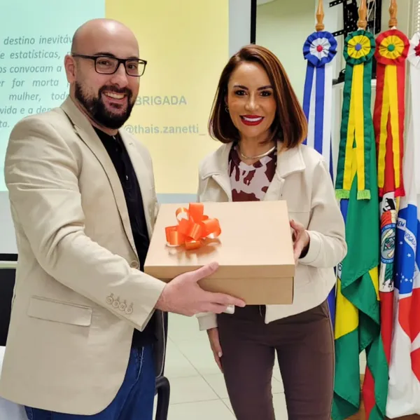 Dra. Thaís Zanetti com o advogado Gustavo Adolfo Rohr em homenagem institucional na OAB Subseção Montenegro