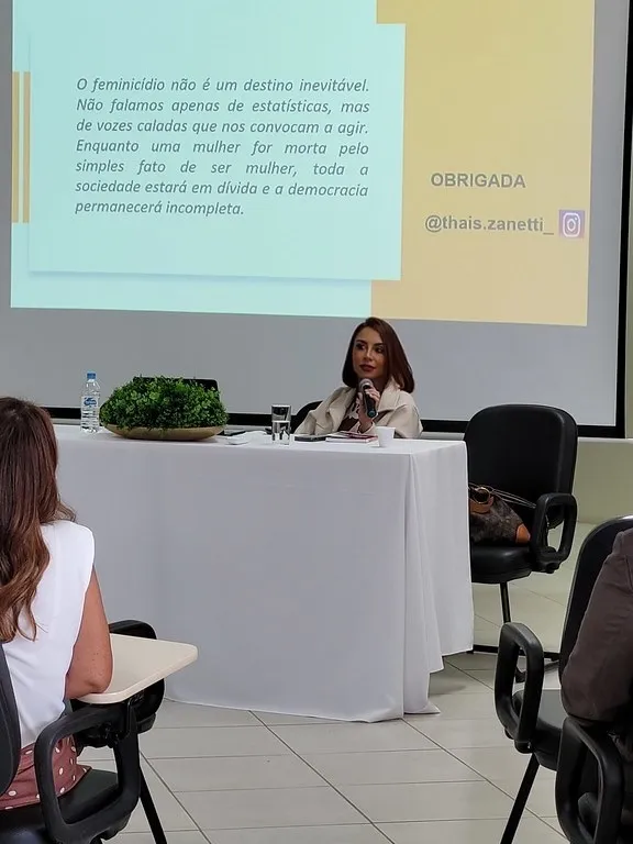 Dra. Thaís Zanetti ministrando palestra sobre feminicídio na sede da OAB Subseção Montenegro