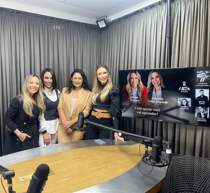 Dra. Thaís Zanetti em estúdio durante gravação de podcast sobre a trajetória e os desafios da prática na advocacia
