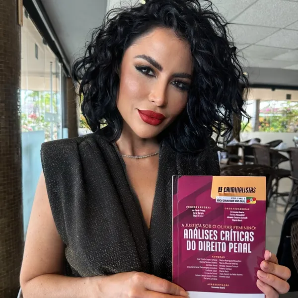 Dra. Thaís Zanetti com o livro A Justiça Sob o Olhar Feminino: Análises Críticas do Direito Penal - Coleção: As Criminalistas - Volume 1 - Rio Grande do Sul